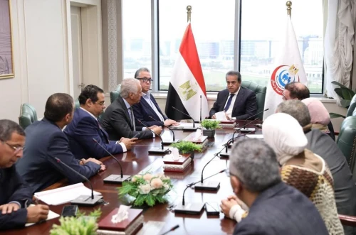 وزير الصحة يعقد اجتماعاً مع شركتي «تكنويڤ» و«ميدبوت» لبحث تفعيل تقنية الروبوت الجراحي.